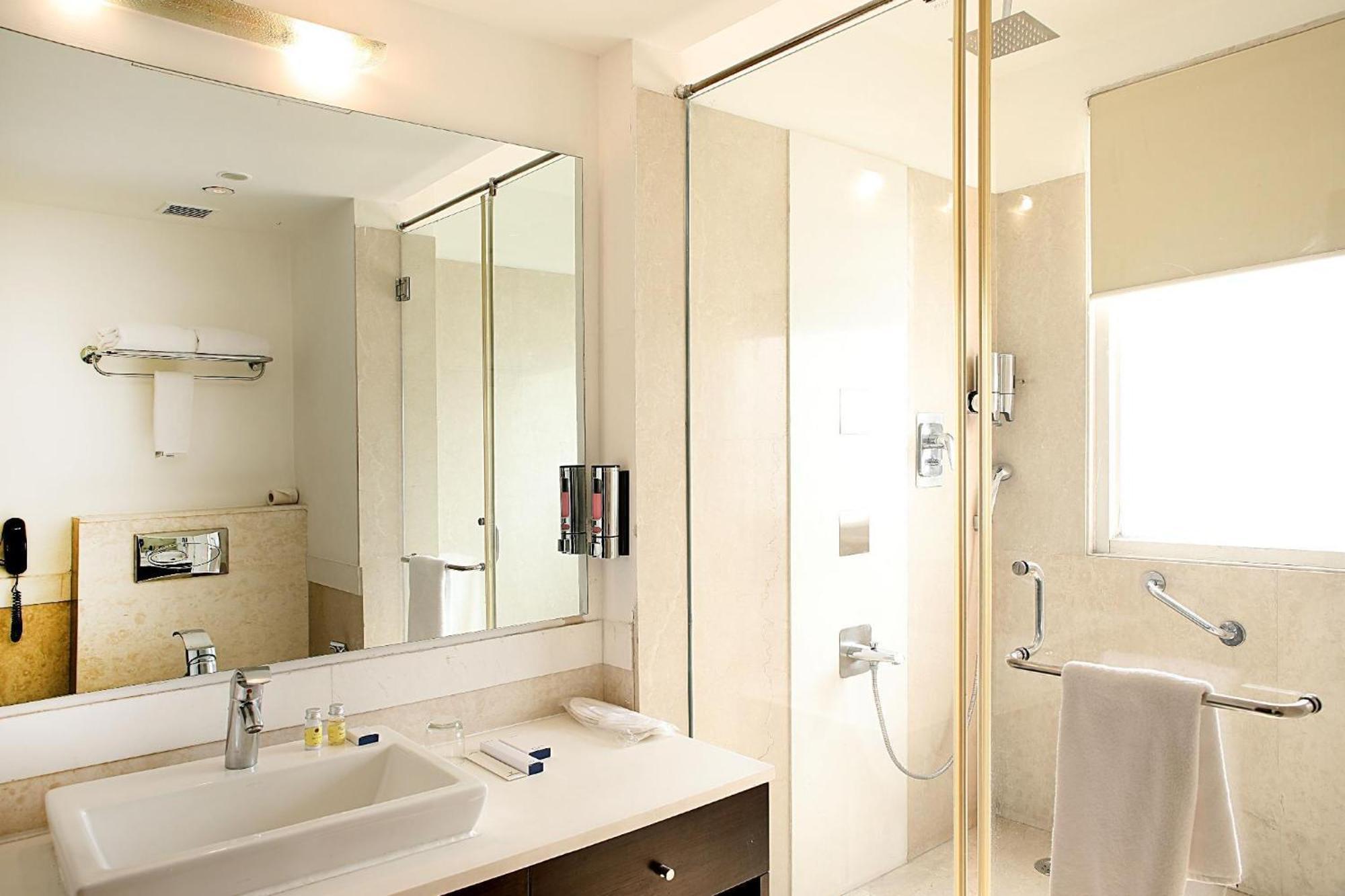 Inde Hotel Vista Woods Huda City Centre, Gurgaon Dış mekan fotoğraf